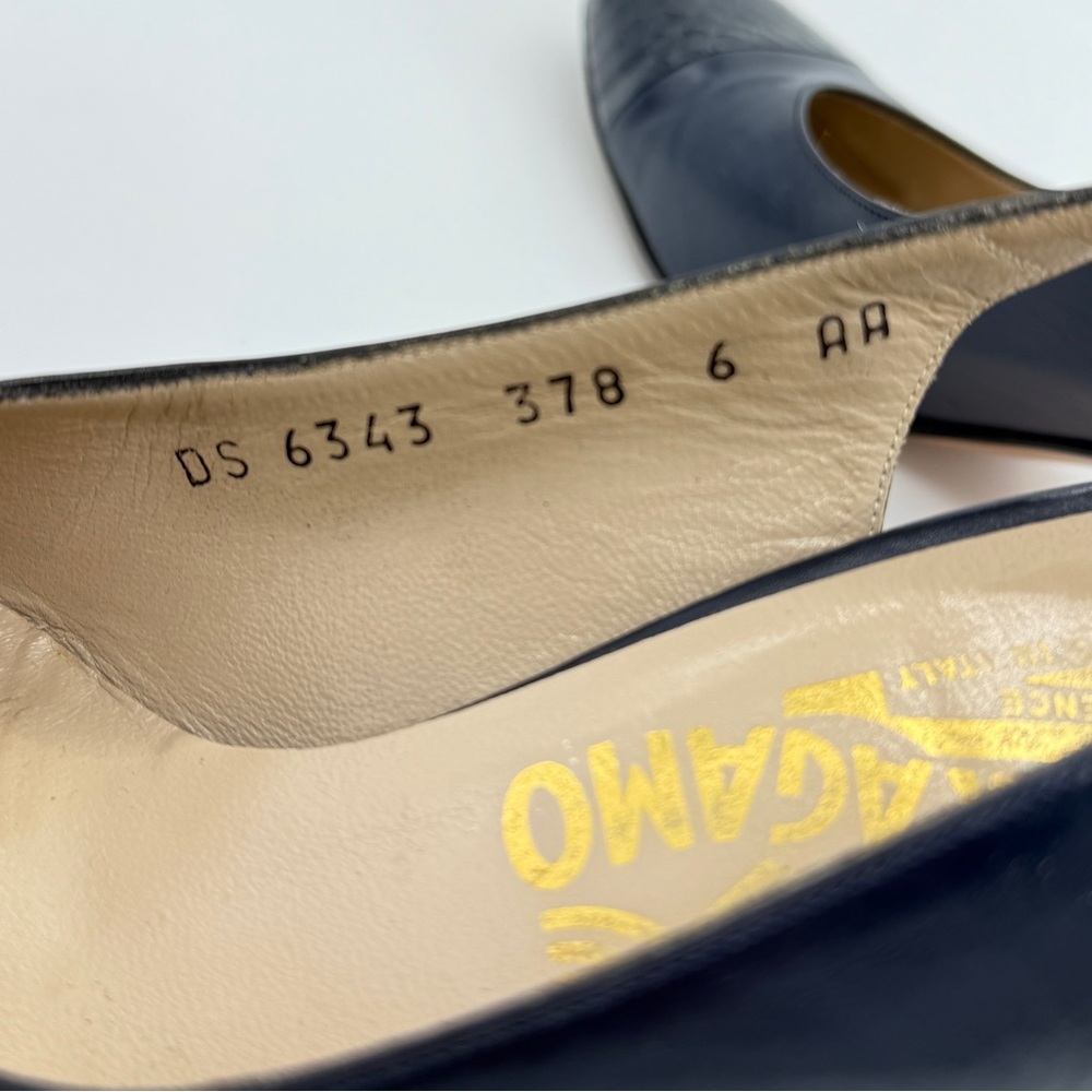 Salvatore Ferragamo Women's Navy Snakeskin Slingback Leather Heels Shoes Size 6 - Picture 9 of 12